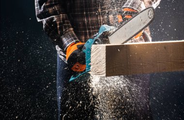 Atölyede modern elektrik dairesel testere kullanan adam