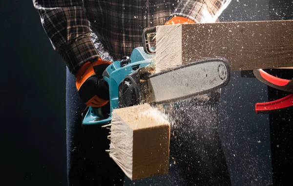 Homme utilisant une scie circulaire électrique moderne dans l'atelier — Photo