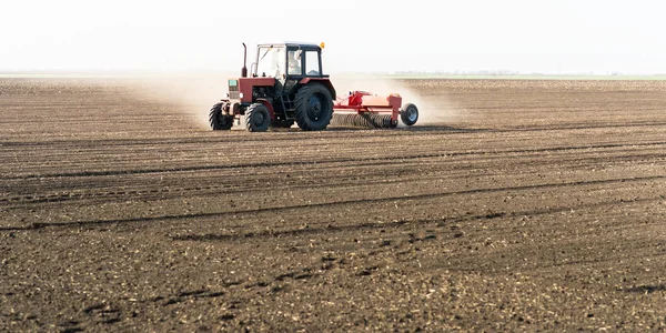 Petani dengan penanaman benih traktor di lahan pertanian — Stok Foto