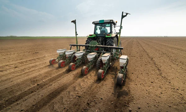 Petani dengan penanaman benih traktor di lahan pertanian — Stok Foto