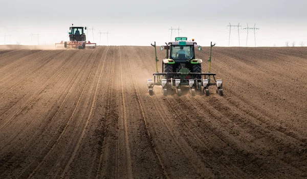 Exploitant avec tracteur semis cultures au champ agricole — Photo