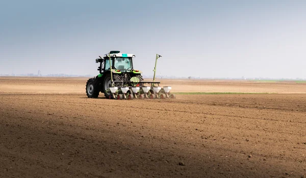 Agricultor con tractor sembrando cultivos de soja en el campo agrícola —  Fotos de Stock