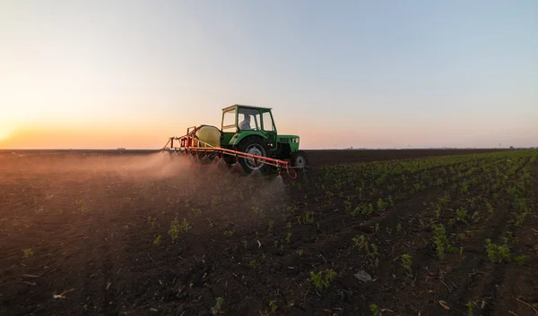 Tractor spuiten pesticiden op sojabonen veld — Stockfoto