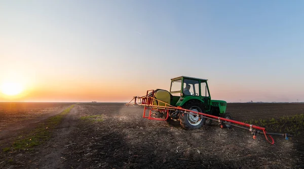 Pulvérisation de pesticides par tracteur au champ de soja — Photo