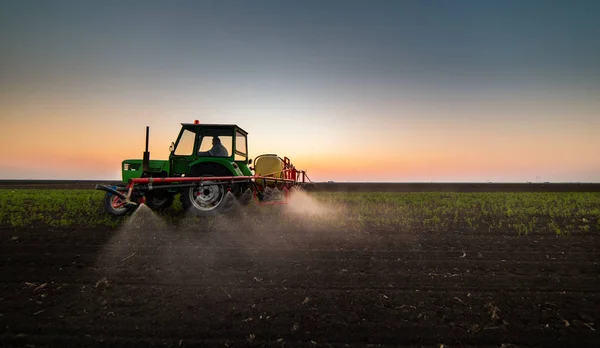 Pulvérisation de pesticides par tracteur au champ de soja — Photo
