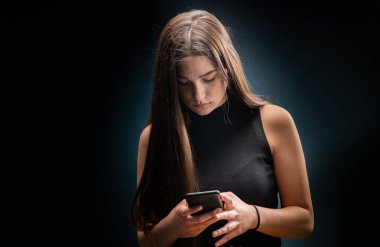 Güzel genç kız cep telefonu kullanarak 