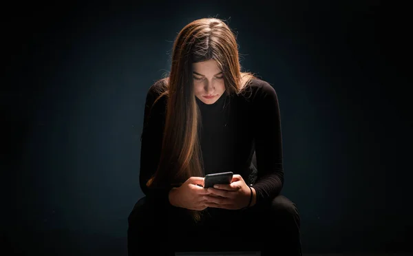 Vacker ung flicka med sin mobiltelefon — Stockfoto