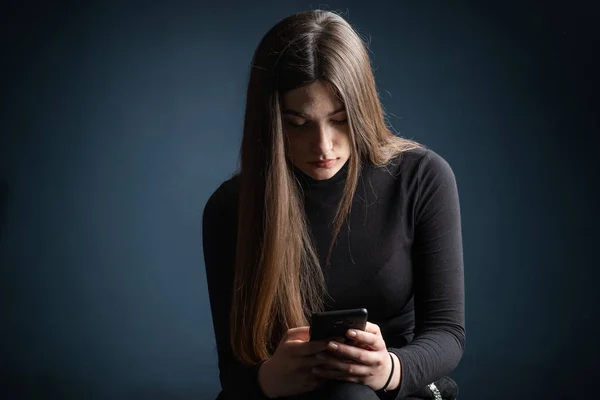 Mooi jong meisje met behulp van haar mobiele telefoon — Stockfoto