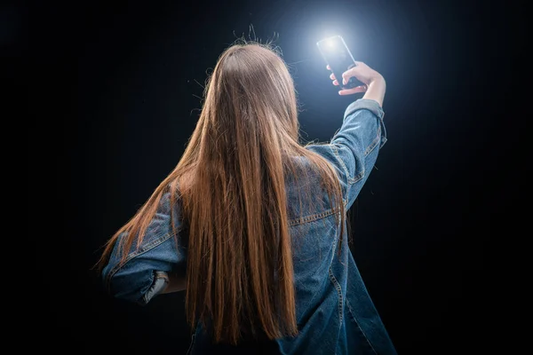 Beautiful young girl taking selfie photography using her mobile — Stock Photo, Image