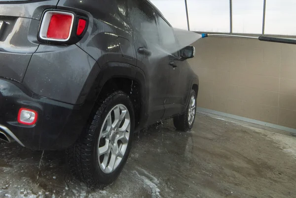 Ручна мийка автомобіля з водою під тиском — стокове фото