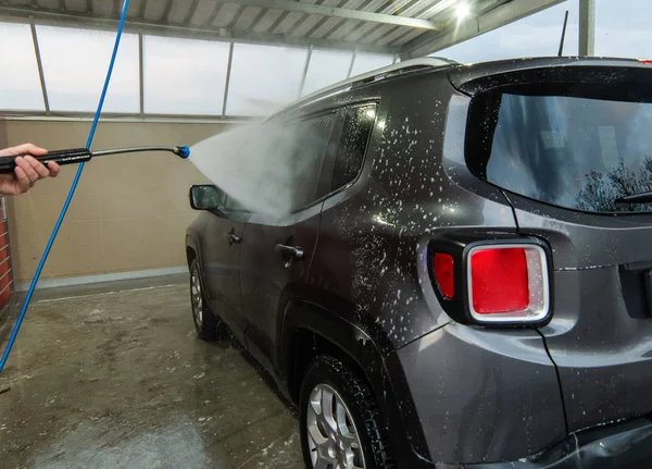 Handmatige Autowassen met drukkend water — Stockfoto