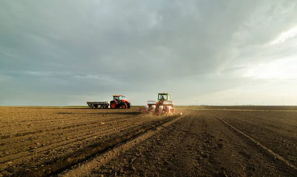 Çiftçi ile tarım alanı soya bitkileri tohum traktör — Stok fotoğraf