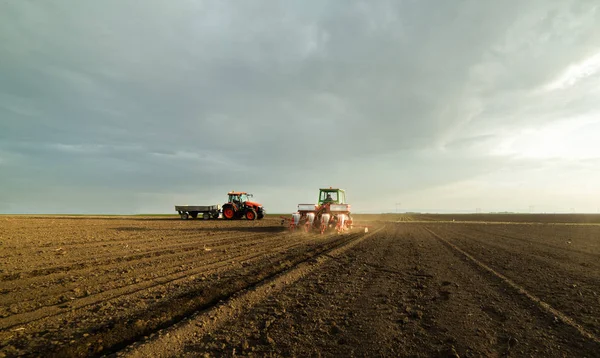 Boer met trekker zaaien soja gewassen op landbouwgebied — Stockfoto