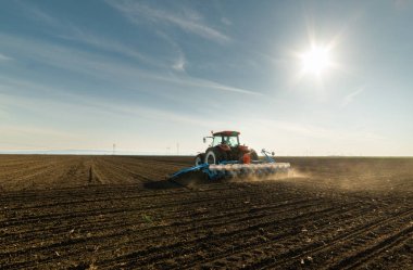  Çiftçi ile tarım alanı soya bitkileri tohum traktör