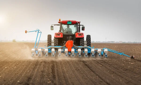 Traktor sprutning bekämpningsmedel på sojabönor fält — Stockfoto
