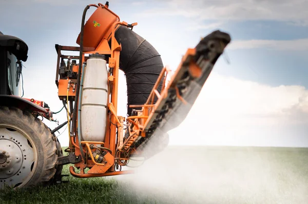 小麦畑に農薬を散布するトラクター — ストック写真