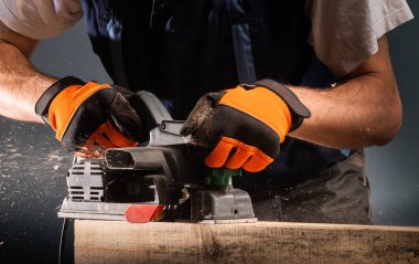 Marangoz elektrik planlayıcı ile çalışır
