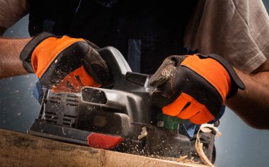 Marangoz elektrik planlayıcı ile çalışır