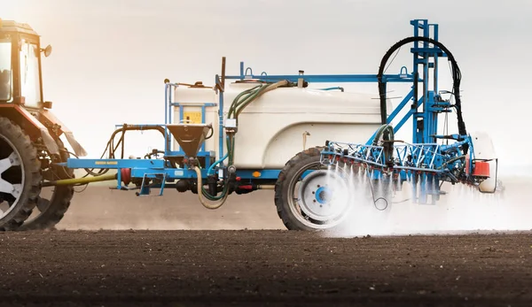 Tractor rociando pesticidas en el campo de trigo — Foto de Stock