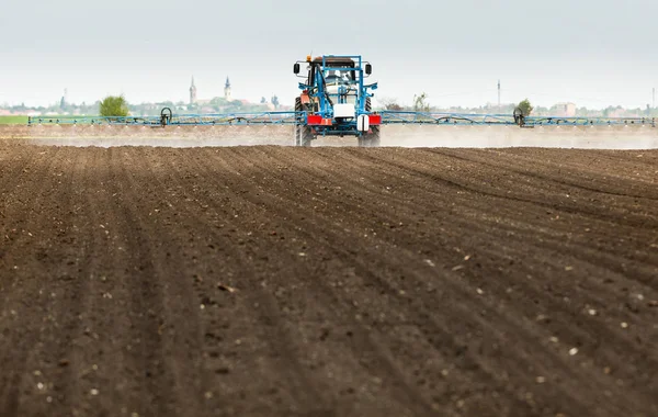 Tractor spuit pesticiden op tarwe veld — Stockfoto