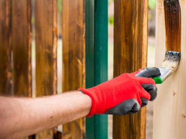 Bir fırça ile ahşap yüzey boyama