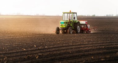  Çiftçi ile tarım alanı soya bitkileri tohum traktör