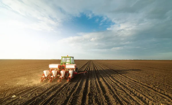 Фермер з тракторним посівом сої на сільськогосподарському полі — стокове фото