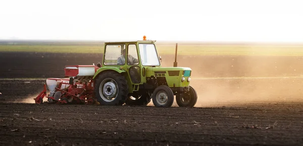 Agricultor com culturas de soja de sementeira de trator no campo agrícola — Fotografia de Stock