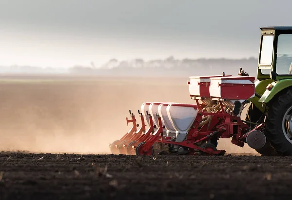 Landwirt mit Traktor sät Soja auf Acker aus — Stockfoto