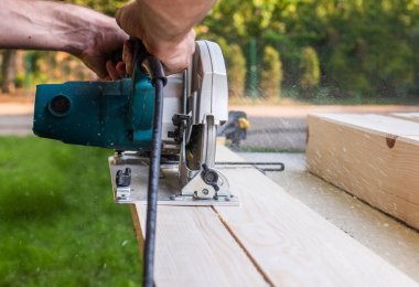 Marangoz Dairesel Testere Kullanıyor 