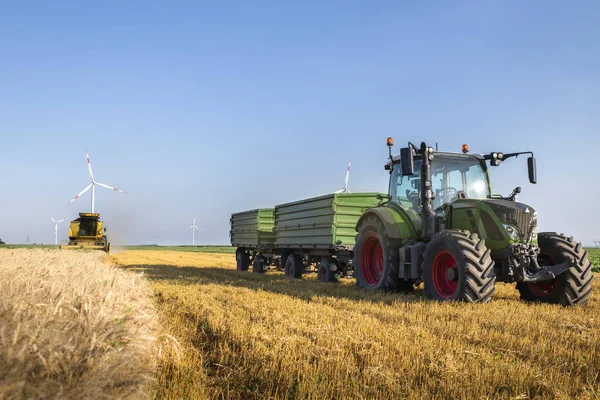 Сбор пшеничных полей летом — стоковое фото