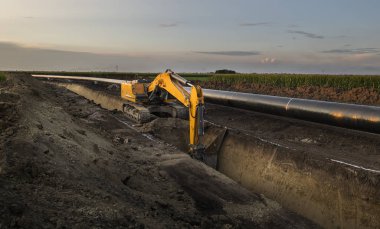 Vinç gaz boru hattı için bir kanal kazma