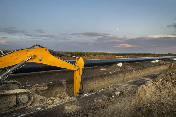 Кран копает канал для газопровода — стоковое фото