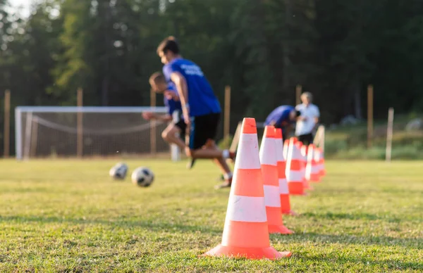 Kinderen spelen Voetbalvoetbal spel — Stockfoto