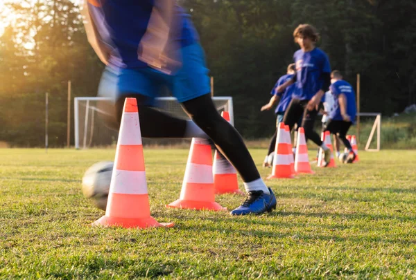 Fotbal de formare de fotbal pentru băieți — Fotografie, imagine de stoc