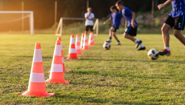 男の子のためのサッカーのトレーニング — ストック写真