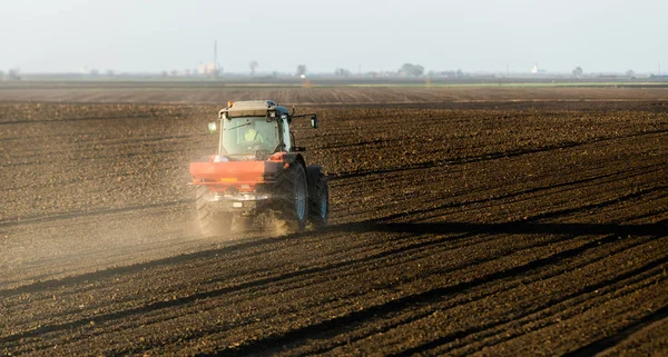 Agricultor fertilizando tierras cultivables — Foto de Stock