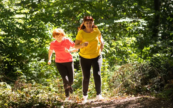 Two middle aged women running — Stock Photo, Image