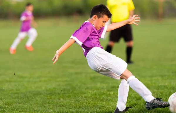 Mladí chlapci hrají fotbal. — Stock fotografie