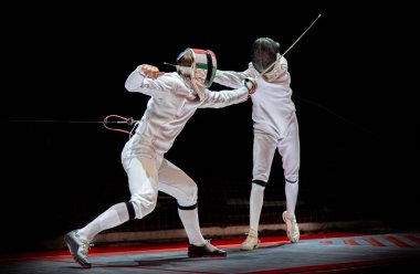 Eskrim yarışmasında dövüş.