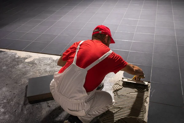 Installation de carreaux de céramique au sol. Créer, organiser . — Photo