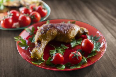 Kızarmış tavuk budu ve vişneli domates..