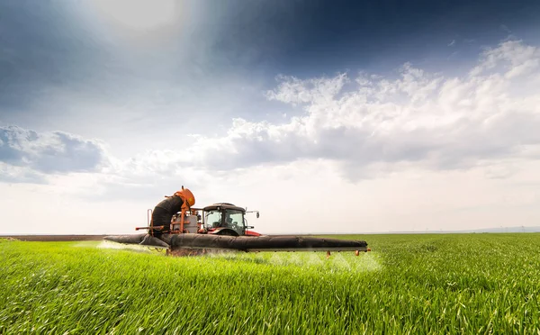 Tractor Rociando Pesticidas Sobre Campo Verde — Foto de Stock