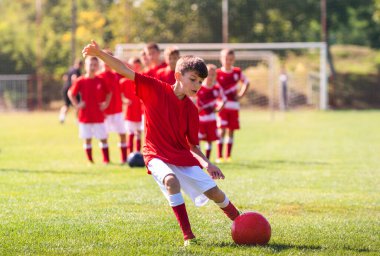 Genç çocuk topa vurdu. Eylem, rekabet.
