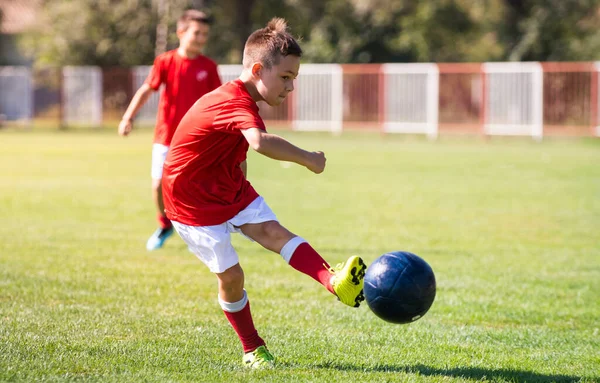 Jovem Bola Tiro Acção Concorrência — Fotografia de Stock