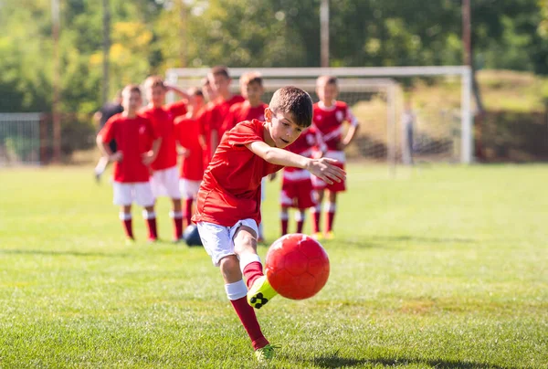 Genç Çocuk Topa Vurdu Eylem Rekabet — Stok fotoğraf