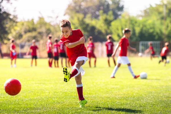 Jovem Bola Tiro Acção Concorrência — Fotografia de Stock