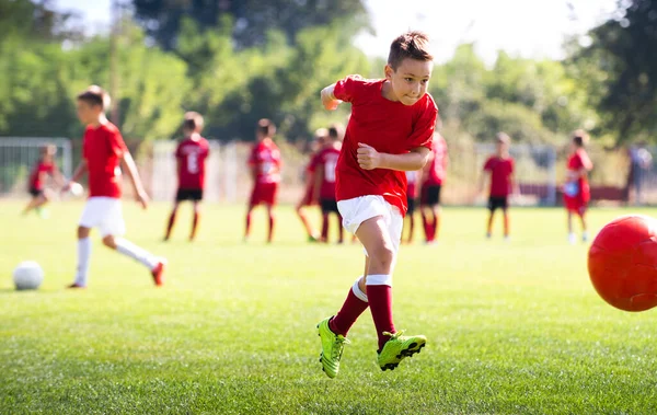 Junge Schießt Ball Aktion Wettbewerb — Stockfoto