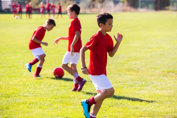 Jovens Jogadores Futebol Sessão Prática Velocidade Agilidade — Fotografia de Stock