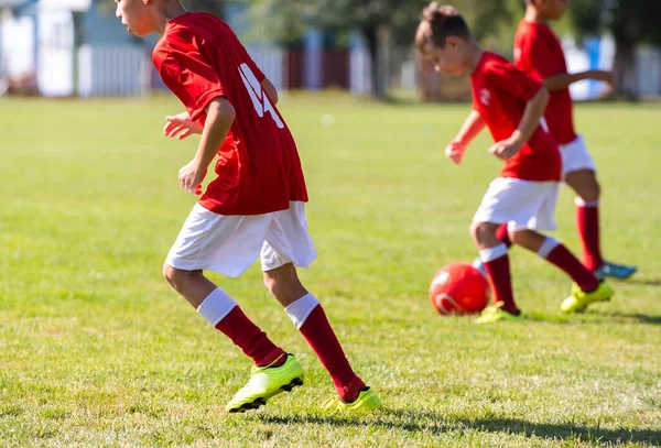 Jongens Voetballen Het Veld — Stockfoto